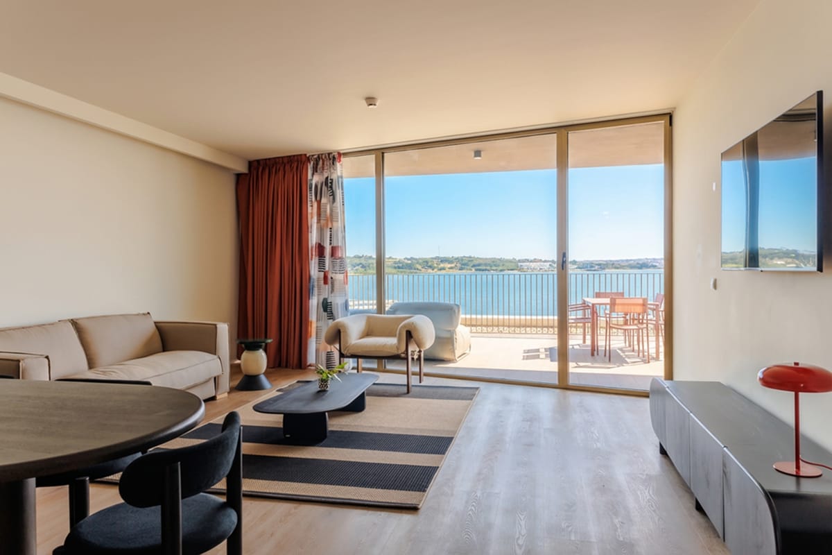 Upon Harbor Seixal — 5